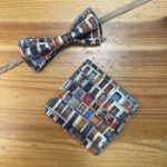 Corbata y pañuelo a juego con estampado de puertas y ventanas coloridas.