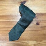 Corbata negra de seda con logotipos elegantes, perfecta para ocasiones formales y eventos especiales.