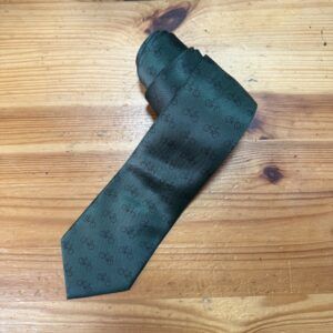 Corbata negra de seda con logotipos elegantes, perfecta para ocasiones formales y eventos especiales.