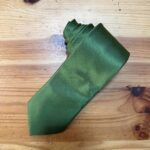 Set de corbatas verdes para eventos y ocasiones especiales en Carmenatis.