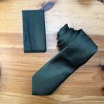 1. Corbata de seda verde oscura para hombres con textura elegante y moderna.