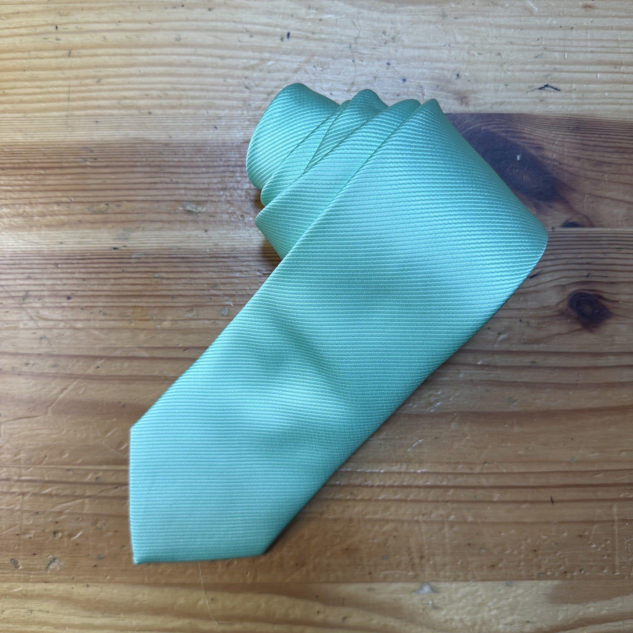 Corbata azul de seda para ocasiones elegantes y formales. Perfecta para trajes y eventos especiales.