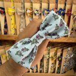 1. Diadema de tela con diseño floral y personajes de dibujos animados para niños.