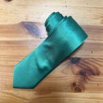 Corbata de satén verde esmeralda, elegante y sofisticada para ocasiones especiales.
