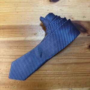 Guante de cocina con estampado a cuadros azul y blanco para protección y decoración.