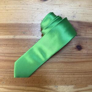 Cinta de raso verde para accesorios y costura creativa.