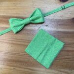 Corbata de moño y pañuelo verdes con lunares blancos para hombre, fabricados a mano con tejidos de calidad.