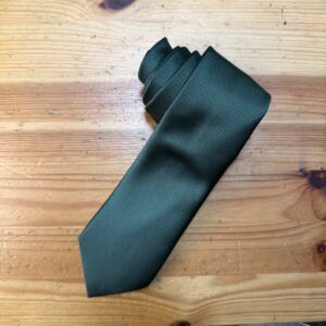 Corbata negra de seda elegante y moderna para eventos formales y outfits sofisticados.