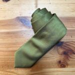 1. Corbata de seda verde lisada para ocasiones formales y eventos especiales.
