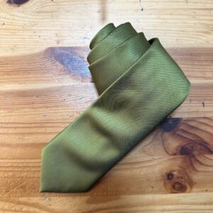 1. Corbata de estilo clásico en tono verde oliva para ocasiones formales y elegantes.