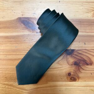 Corbata negra de satén para ocasiones formales y eventos elegantes.