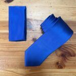 Corbata azul para eventos formales y bodas, elegante y de alta calidad, estilo clásico y sofisticado.