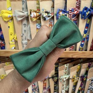 1. Diadema delgada de tela en verde, accesorios para el cabello desde Carmenatis.