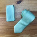 Cinta y pajarita verde menta para eventos formales y bodas elegante.