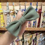 1. Lazo de tela verde en tienda de accesorios para mascotas y animales.
