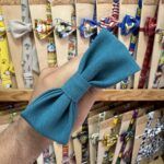 Lazo de tela azul con nudo, accesorios para mascotas, productos personalizados para perros y gatos.