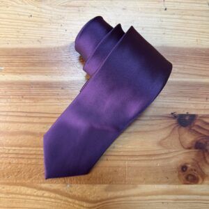 Corbata de satén morada para eventos elegantes y ocasiones especiales.