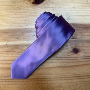 Corbata satin azul violeta para ocasiones elegantes y formales.