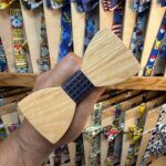 Colorido lazo de madera con tela de personajes de dibujos animados, perfecto para accesorios y decoración infantil.