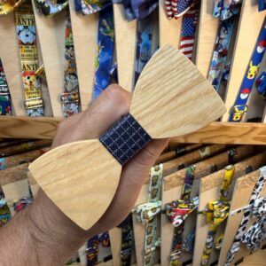 Colorido lazo de madera con tela de personajes de dibujos animados, perfecto para accesorios y decoración infantil.