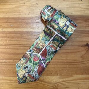 Faja de tela con diseño de personajes de Disney y detalles coloridos para prendas y accesorios.
