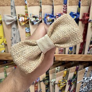 1. Lazo de tela de yute dorado con aplique brillante para accesorios y decoración.