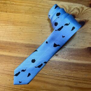 Corbata azul con manchas negras, elegante accesorio de moda para hombres y mujeres.