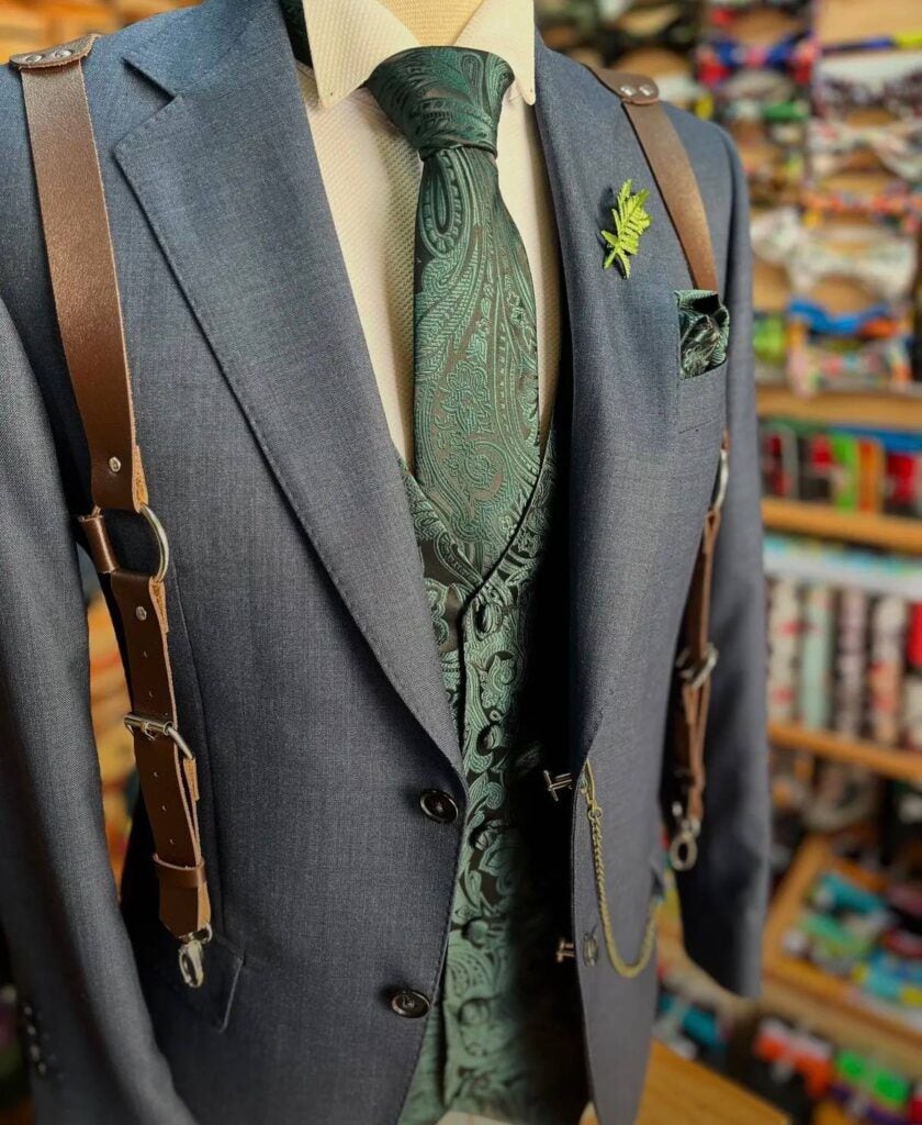 Elegant suit con accesorios de moda masculina, camisa y corbata en un entorno de tienda de ropa.