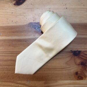 Cinta de seda en tono crema para arreglos florales y decoración elegante.