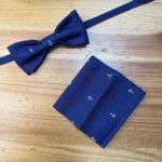 1. Corbata y pañuelo con estampado de anclas en azul marino, accesorios de moda náutica.
