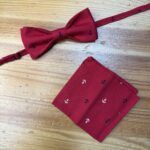 Corbata y pañuelo de tela con estampado de anclas marinas para accesorios elegantes y náuticos.