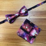 Diadema y tarjetero con estampado de Snoopy en temática espacial, ideales para accesorios y complementos divertidos.