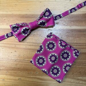 Lazo y pañuelo de tela en estampado floral morado y rosa para accesorios y moda.