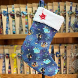 1. Bolsa de Navidad Disney Aladdin y Jasmine con borde de felpa blanca y estrella roja.