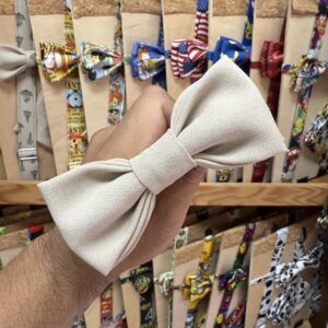 Accesorío de día a día, cinta para cabello, con tela beige y lazo elegante, ideal para complementar outfits casuales y formales.