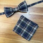 Corbata y pañuelo a cuadros tartán en tonos azules y beige, complementos masculinos elegantes.