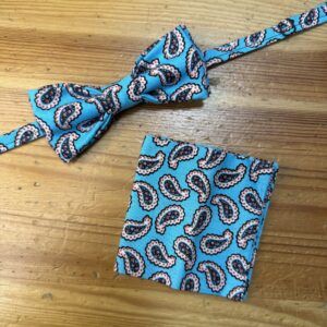 1. Corbata y pañuelo de bolsillo con estampado paisley en azul y colores contrastantes.