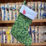 Botín de Navidad con diseño de ramas de pino y borde blanco, ideal para decorar tus fiestas navideñas.