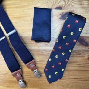 Corbata con estampado de Pac-Man y tirantes en tono azul para eventos formales y casuales.
