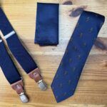 Corbata azul con patrón de logos, pajarita y tirantes para hombre elegante, accesorios de vestir formales.