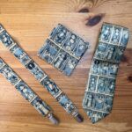 1. Lazos y corbatas con personajes de One Piece, estampados en tonos azules y blancos.