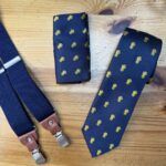 Corbata y accesorios de moda masculina, diseño divertido con calcetines con estampado de pepitas doradas.