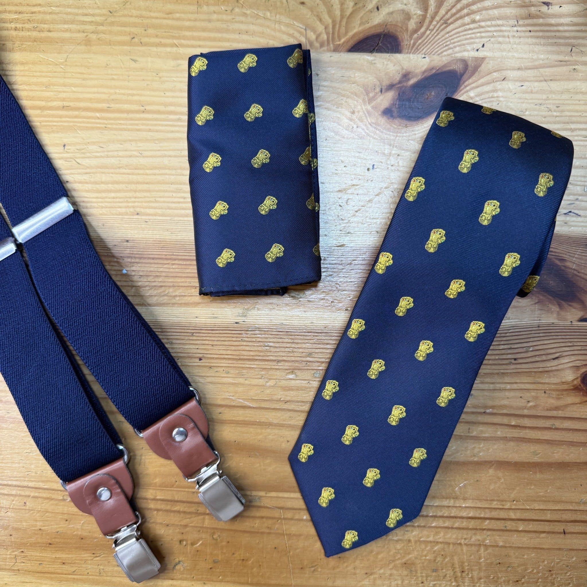 Corbata y accesorios de moda masculina, diseño divertido con calcetines con estampado de pepitas doradas.
