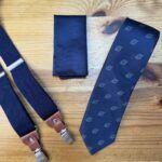 Corbata azul con logo, corbatas de calidad, accesorios para vestir elegante, moda masculina.