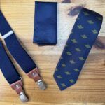 Corbata azul con estampado en dorado, ideales para eventos formales y elegantes.