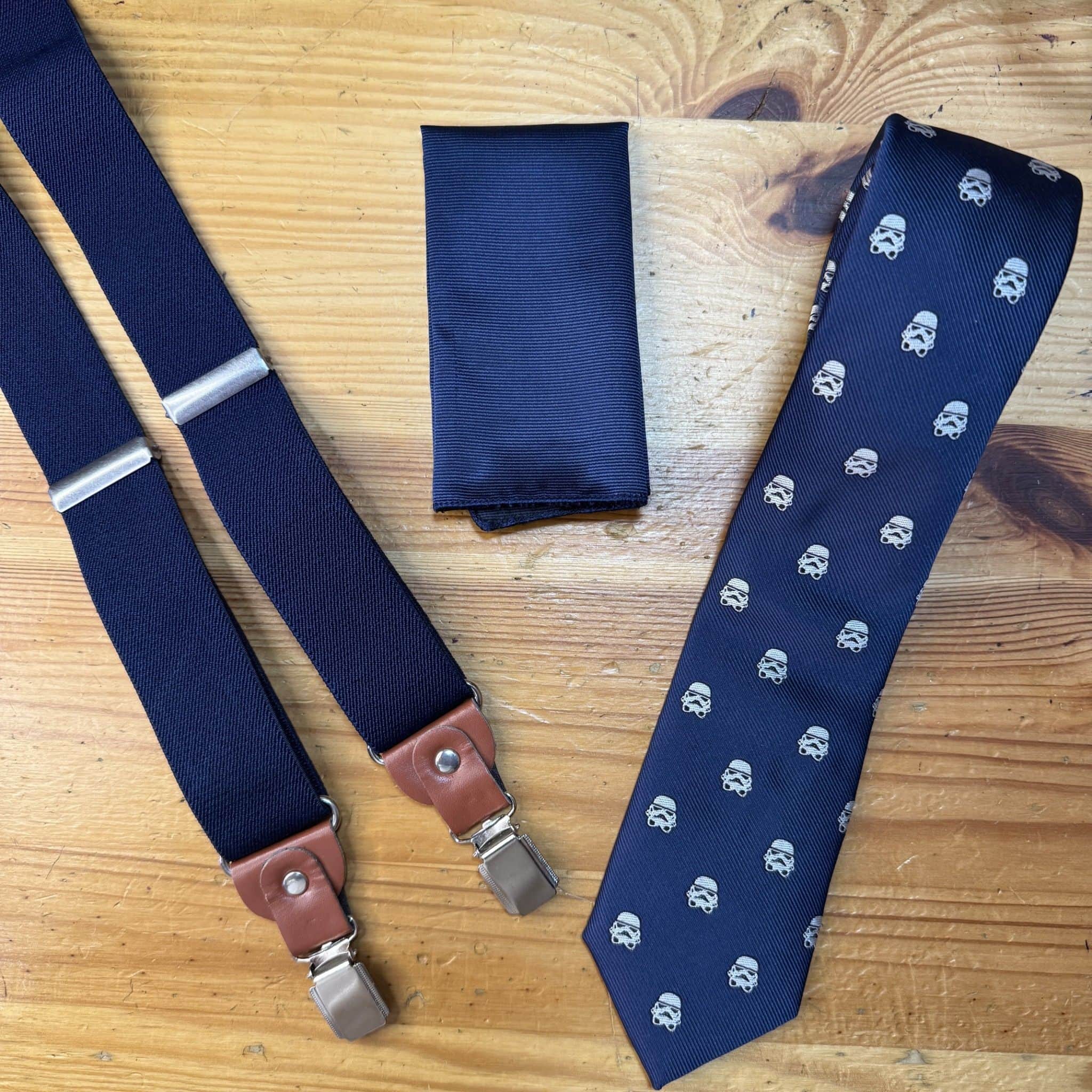Corbata azul con estampado de Stormtroopers Star Wars, corbatín y tirantes de calidad. Completa tu estilo con accesorios originales de Carmenatis.