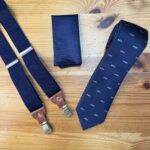 Corbata azul con patrón de murciélagos, corbata coordinada y tirantes elegantes para hombres.