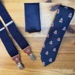 Corbatas y accesorios de seda y nylon en tonos azules, ideales para eventos formales y estilo elegante.