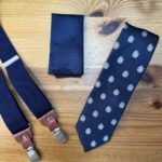 Corbata y tirantes de estilo clásico en tonos azulados, accesorios de moda para hombres elegantes.