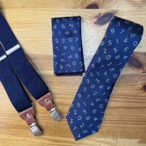 Numeros estampados en corbata y tirantes para hombres elegante y moderno.